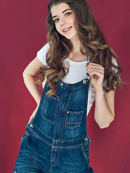 Overalls-wearing brunette gets completely naked after climbing t