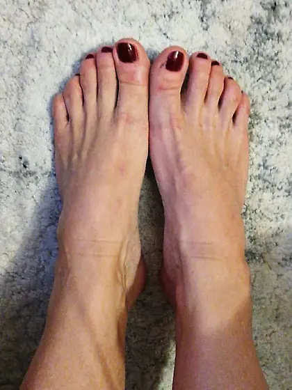 Look at my nice feet : )