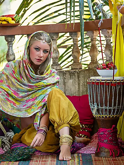 Hot damsel dressed arabian