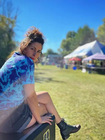 Footslut Angela loves being seen