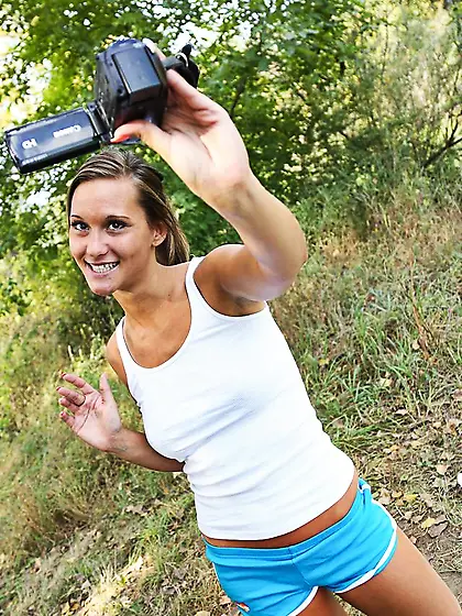 Sportsgirl offers viewers to watch outdoor show of masturbation