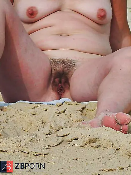 Flashing my fuckbox fur covered in the beach