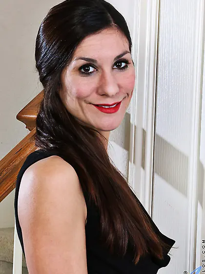 Luxurious MILF with an interesting face decides to masturbate on