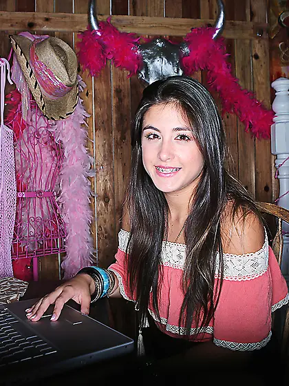 Big piston is diddling mouth and pussy of Natalie Monroe and fin