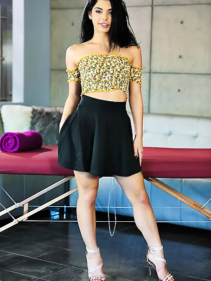 Tiny teen seduces her masseur with naked hairy pussy and receive