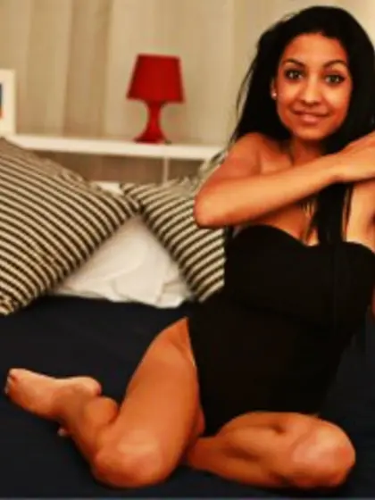 Brunette kelly perform cameltoe