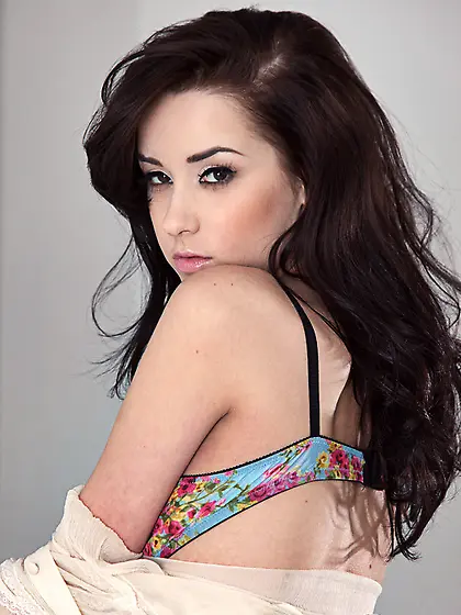 Heather Joy spreads her sexy long legs and then fingers her hung