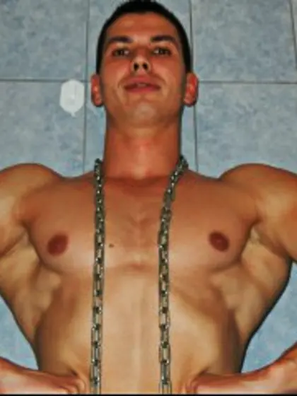 Brunette muscularcock perform close