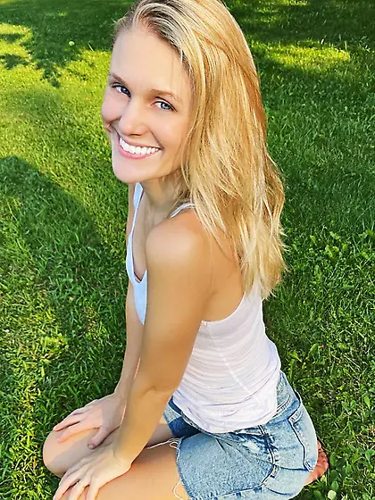 Skinny Melissa gets totally naked on the GGW bus