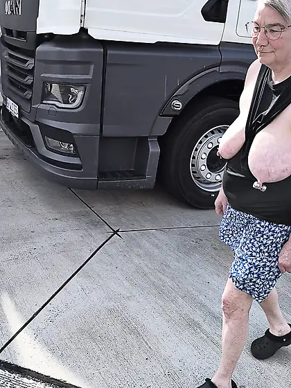 Titten zeigen auf dem Rastplatz