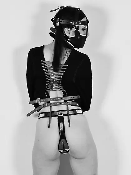 071125 Ladies locked up