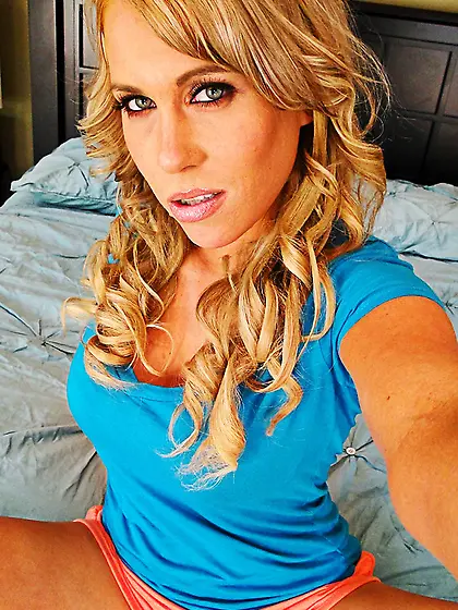 Remarkable blonde hottie takes hot amateur pics of her naked tan