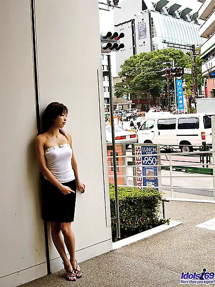 Petite Asian hottie Sunao Idols lifts her skirt and shows her ar