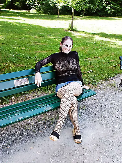 Zeigefreudig im Park,  taunting at the public park