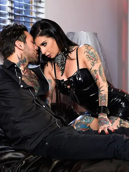 Inked brunette natural tits