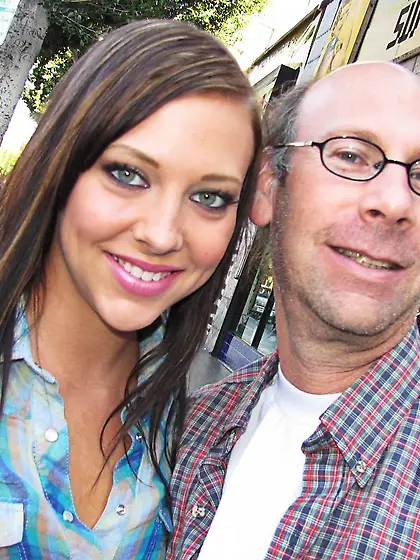 Aged man in glasses shoves his meaty cock in shaved teen pussy o