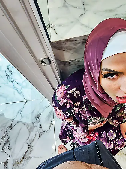 Pervy hijab MYLF Alexa Payne gets pounded in bed