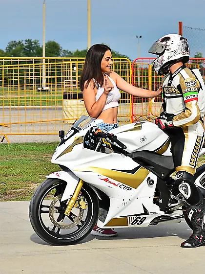 Biker scores the babe he craves