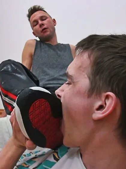 Sexy guy sucks feet