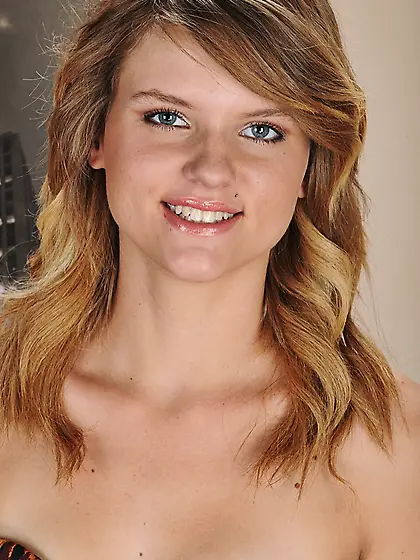 American beautiful 18yo amateur big tits