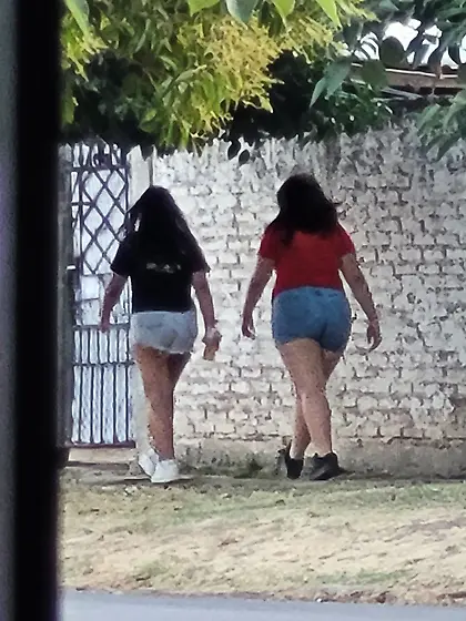 Espiando culos y tetas en la calle