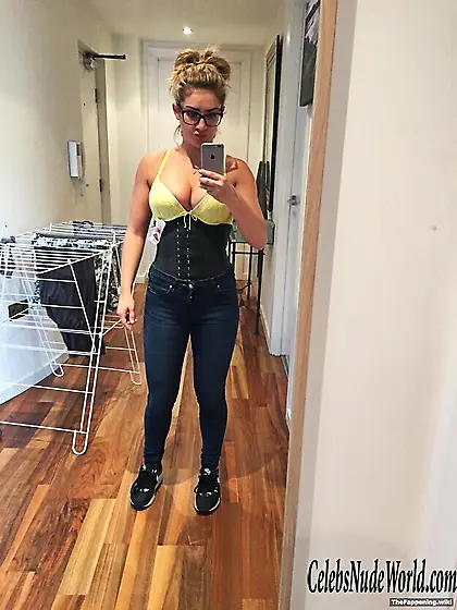 Isabel Hodgins Nude