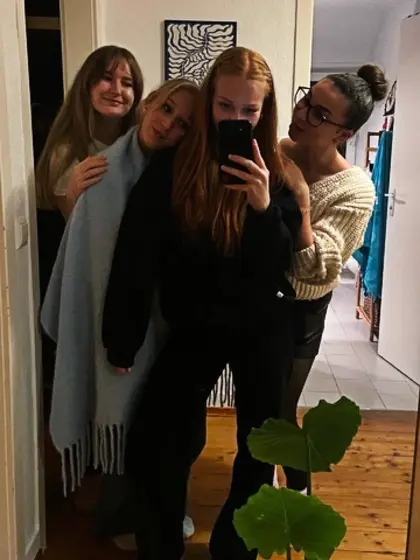 Shania,  Moesha,  Anna & Larissa