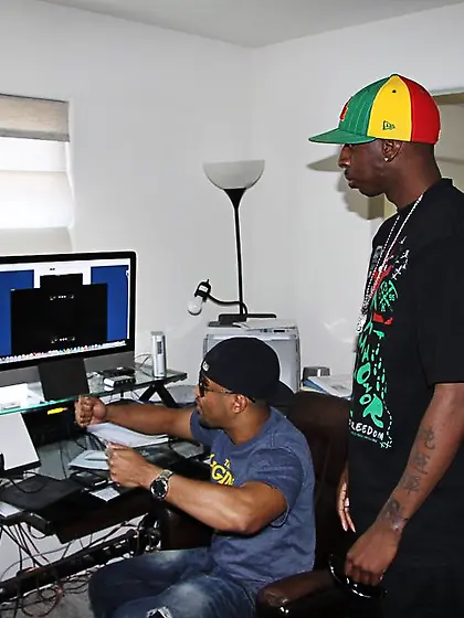 Payton Leigh takes her clothes off on the sofa and fucks with a