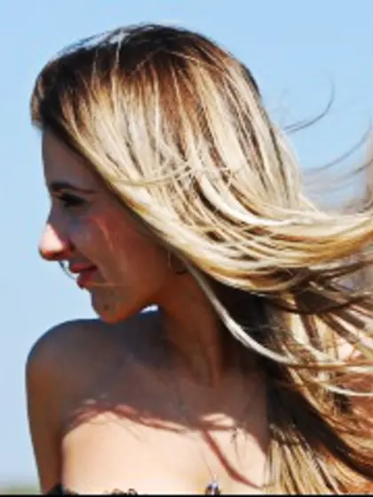 Blonde hotnina perform close