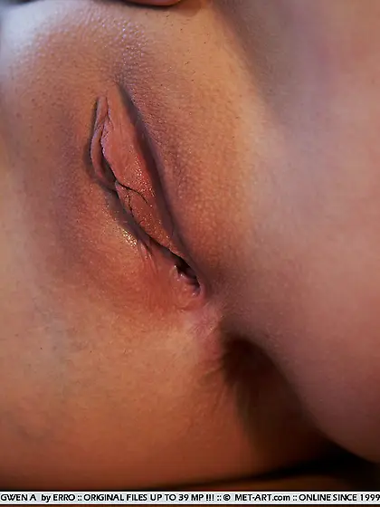 Gwen reveals delicious breasts