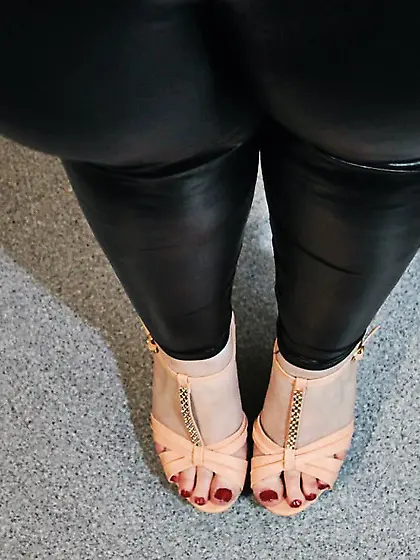 Wetlook Leggings and Highheels