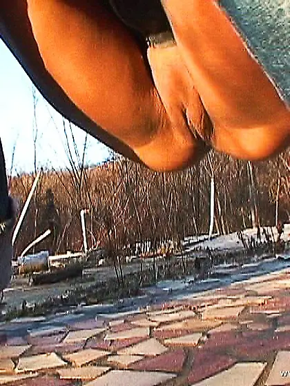 Lolli Winters spreads her sexy legs on the bed and toys her shav