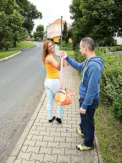 Man helps girl carry bag so babe wants to be thankful and give g