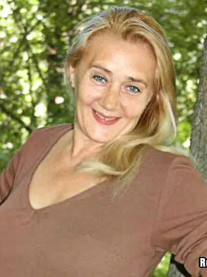 Blonde granny Shevon Lane with hairy snatch gets fucked and faci