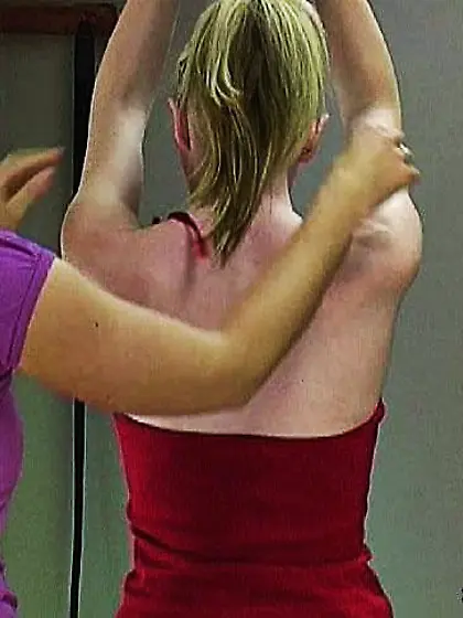 Severe dame wildly whips