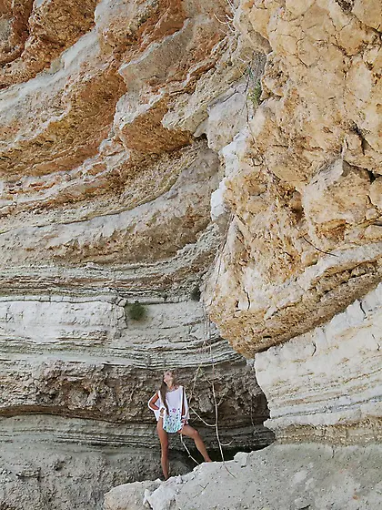 Beautiful pussy of Milena D is outdoor rubbed by her tender and