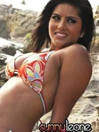 Sunny Leone takes her sexy bikini for the camera and shows us he