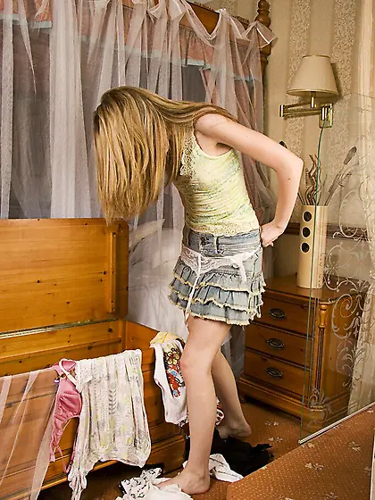 Kayleigh Kassidy gets nude and shows her smooth pussy after sort