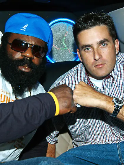 Julia Bond invites her best friends to party and to fuck all nig