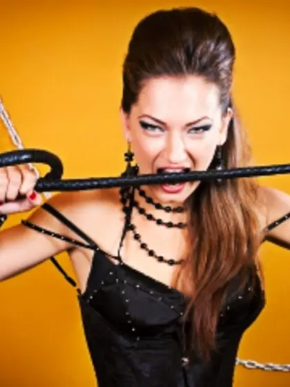 Brunette lauradomme perform close