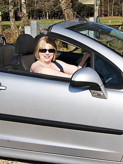 Mature Flashing Speedy Bee from United Kingdom