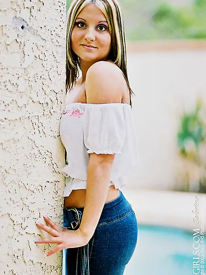 Shameless chick Nicole Parks in white t-shirt lays off her jeans