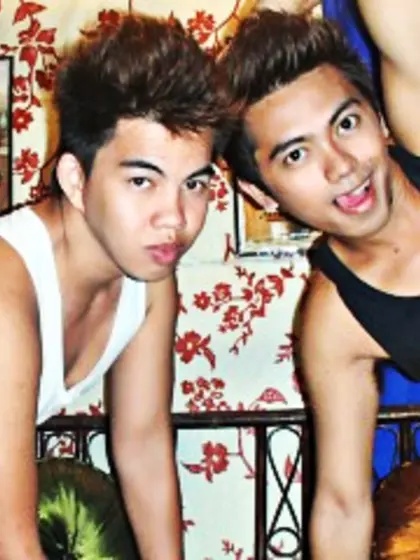 Brunette renz nardz perform