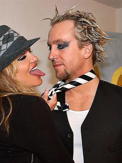 Slutty blonde wench Kelly Madison moans loudly as she gets naile