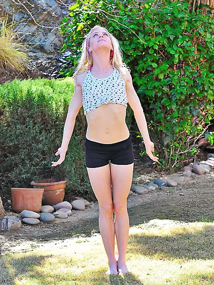 Sporty bimbo Bella Bends demonstrates the erotic gymnastics unde