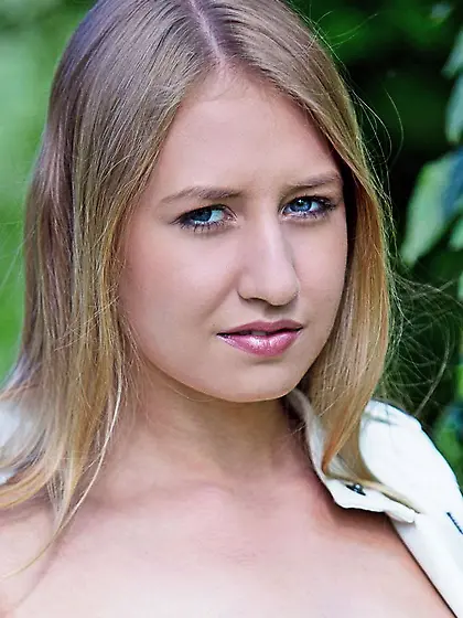 Young sweet thing's navel is definitely one of the sexiest body