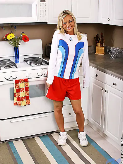 Bree Olson takes her little panties off and then deeply fingers