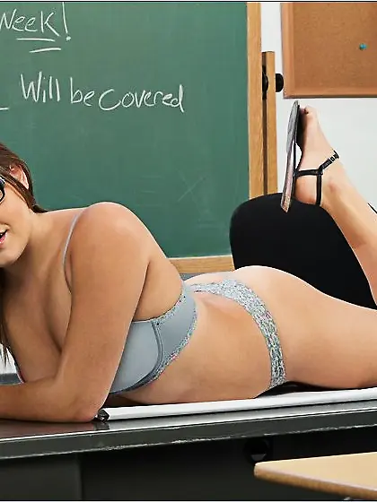 Ashlynn Leigh kneels before her handsome lover and slurps on his