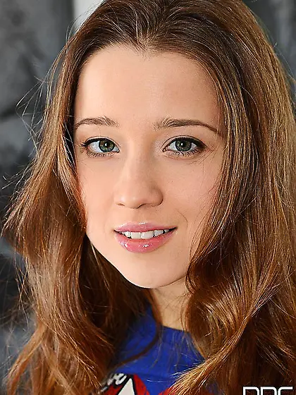 Horniest teen Eva Shanti is wrapping the mouth lips around stick