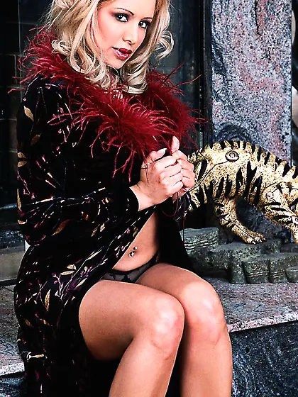 Honry Loni Bunny loses her black lingerie to show her hot body a